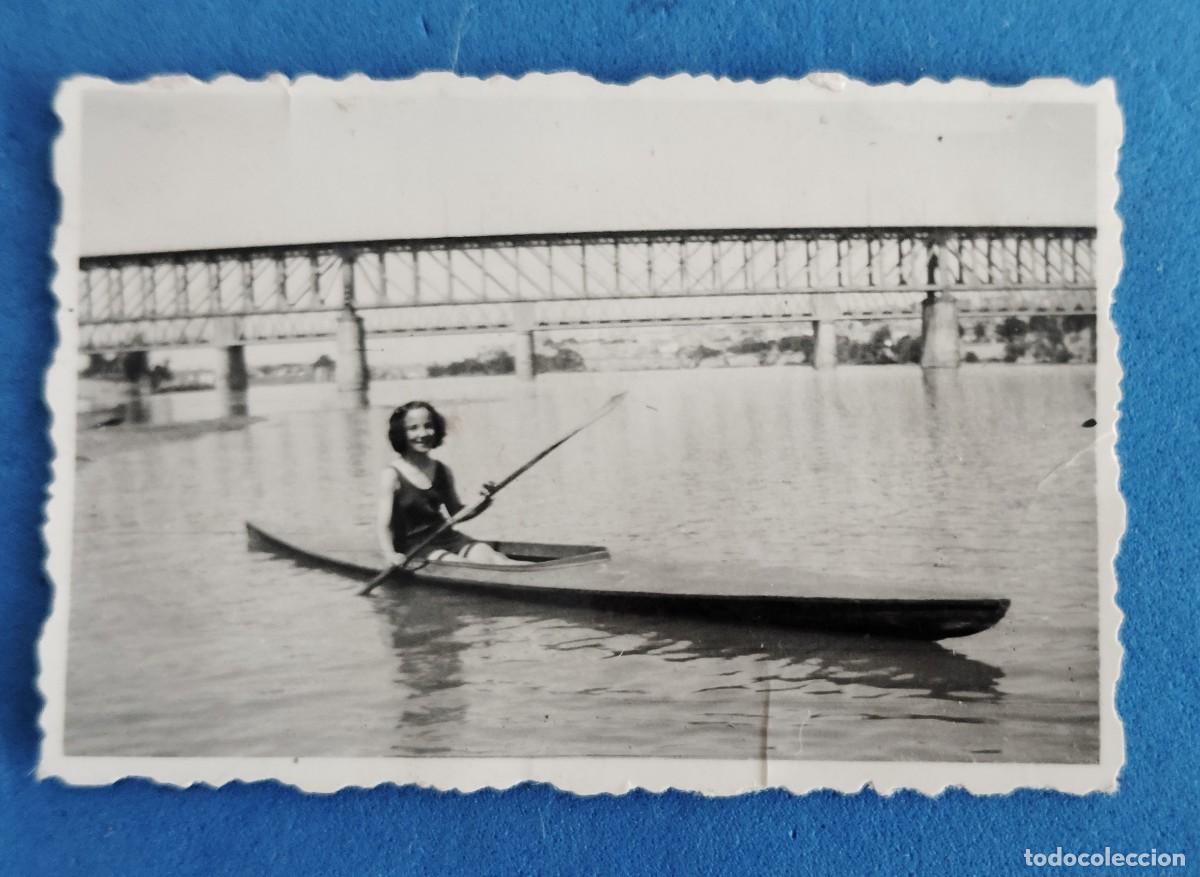 Fotograf&iacute;a antigua: ANTIGUA FOTO MUJER EN CANOA...ENVIO INCLUIDO