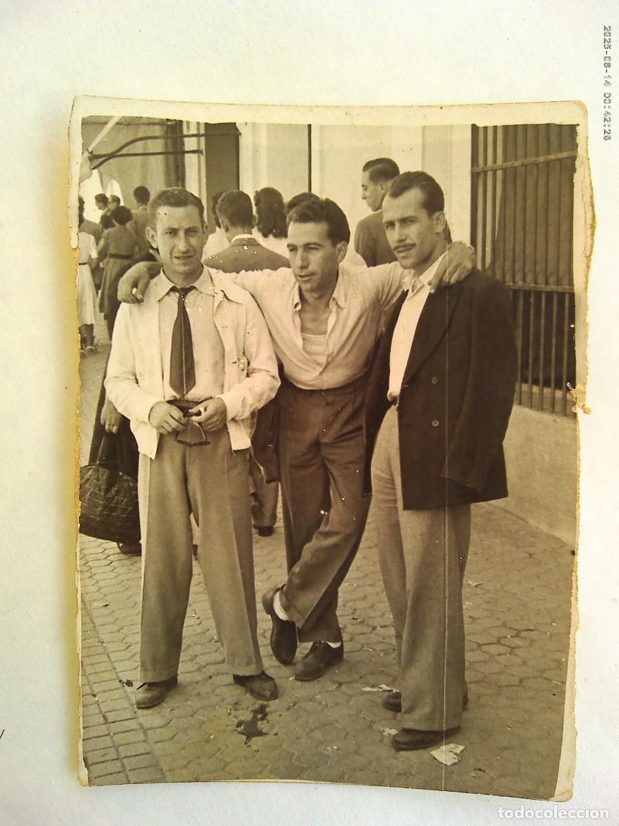 Fotograf&iacute;a antigua: MINUTERO DE FOTOGRAFO CALLEJERO DE JOVENES ABRAZADOS . DE FOTO PEREZ , MERIDA