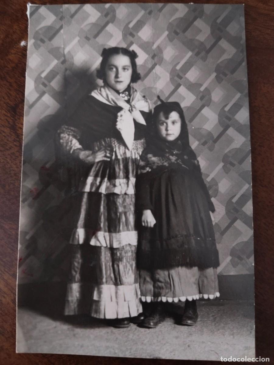Fotografia antica: Ni&ntilde;as vestidas traje tradicional. Ver.