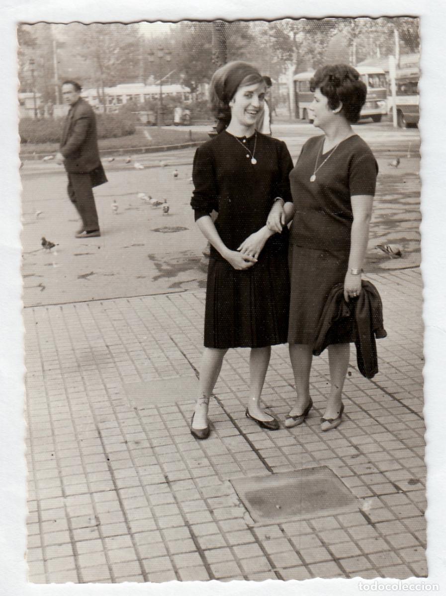 Fotograf&iacute;a antigua: Autob&uacute;s, troleb&uacute;s, autocar. Dos amigas riendo. A&ntilde;os 50-60 pc