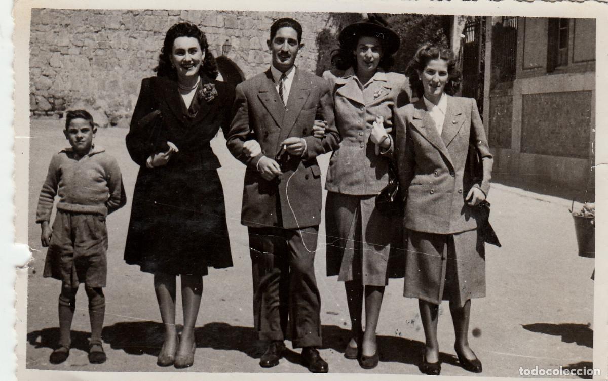 Fotograf&iacute;a antigua: Amigos elegantes posando delante de un edificio con arco. A&ntilde;os 40-50 pc