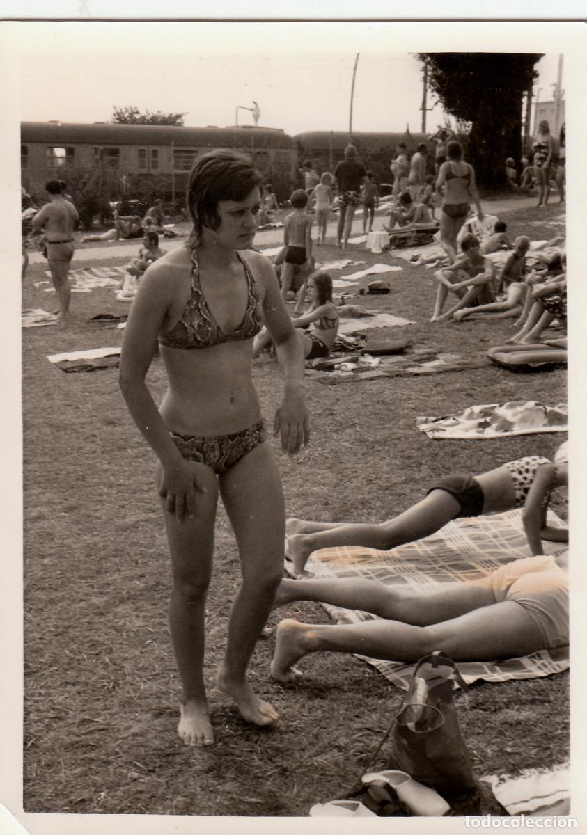 Fotograf&iacute;a antigua: Ba&ntilde;istas. Chicas y chicos tomando el sol mientras un tren ferrocarril pasa a pocos metros A&ntilde;os 60 pc