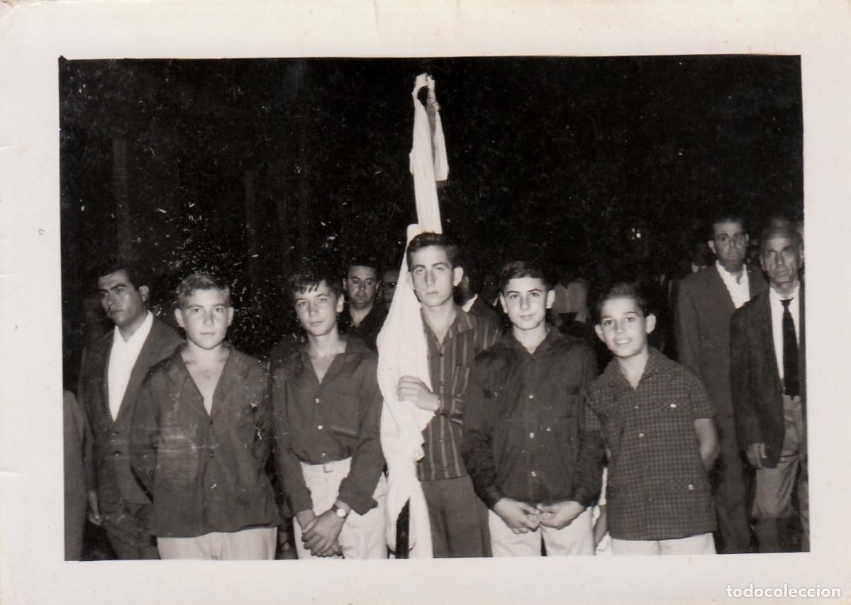 Fotograf&iacute;a antigua: Chicos en la procesi&oacute;n. Hermanos Montes, Cartagena. A&ntilde;os 60 pc