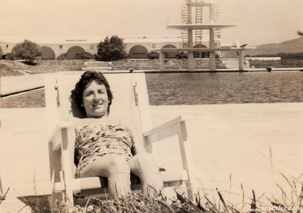 Fotograf&iacute;a antigua: Dama tomando el sol en ba&ntilde;ador. La Toja, piscina, trampol&iacute;n y campo de tenis, Pontevedra. A&ntilde;os 60 pc