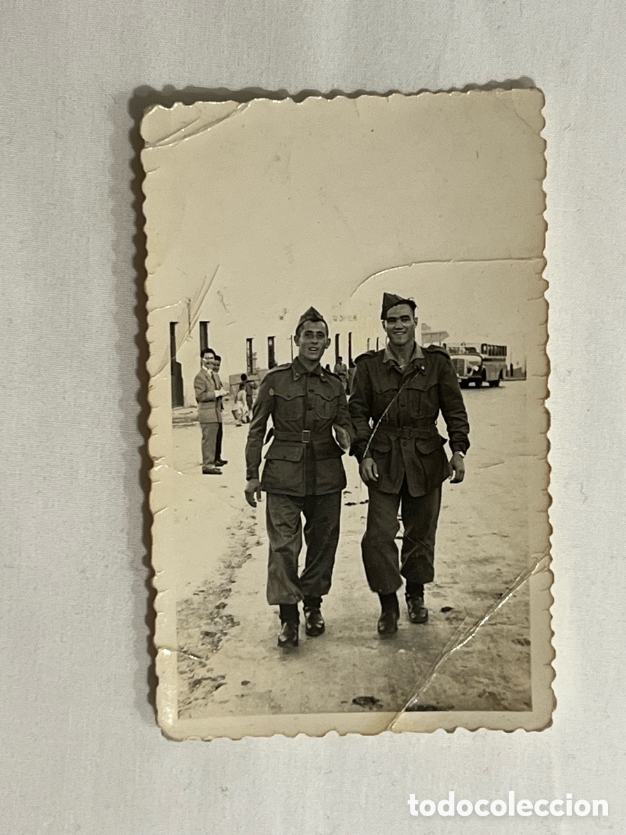 Fotografia antiga: MILITAR.. Recuerdo de Oropesa el d&iacute;a de la Patrona.. (h.1950?) Med&iacute;das: 6 x 8,5 cm