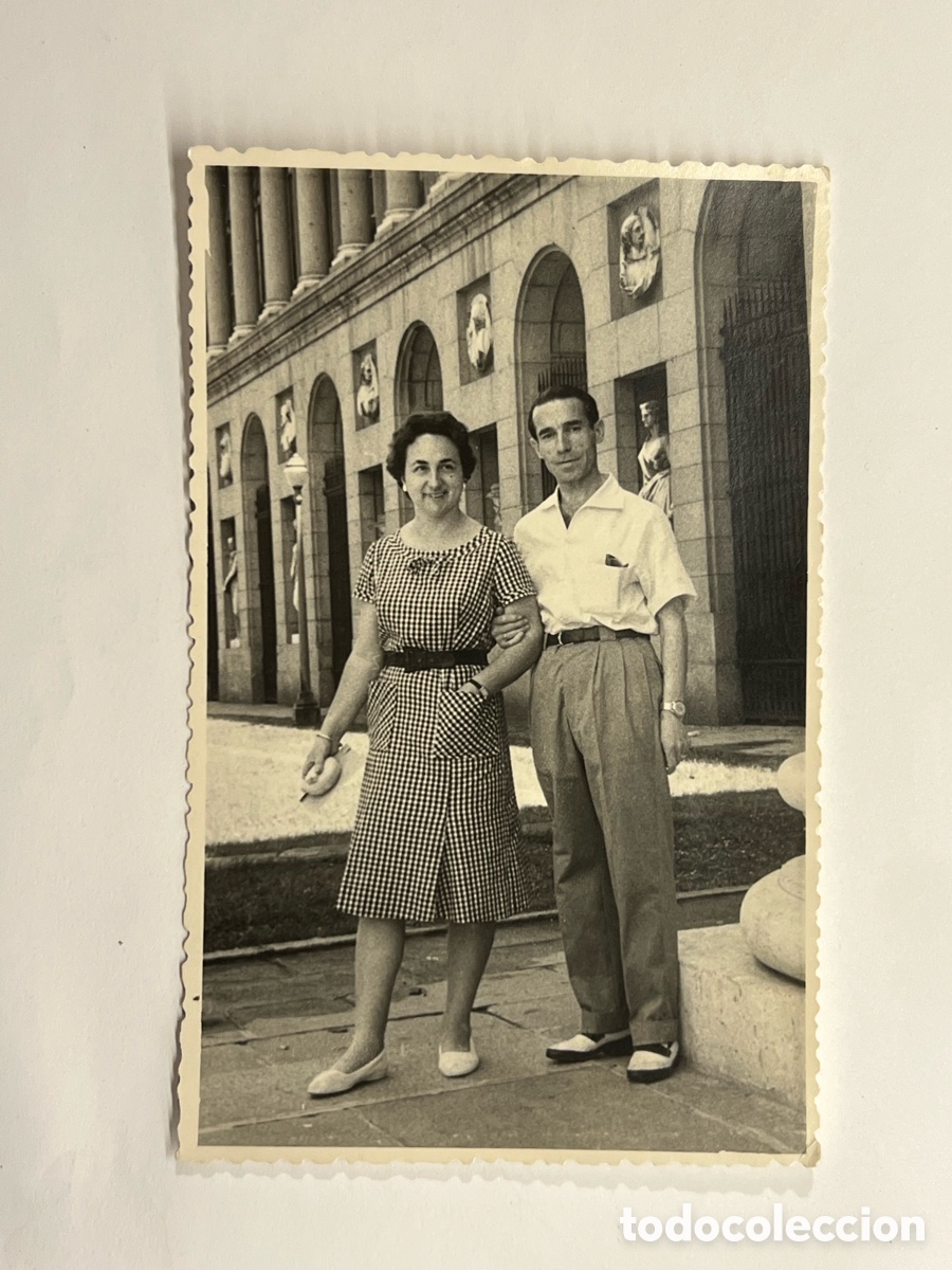 Fotograf&iacute;a antigua: PAREJA posando frente&hellip; Palacio Real de Madrid&hellip; ? Fotograf&iacute;a (h.1960?) Med&iacute;das: 8,5 x 13,5 cm.,