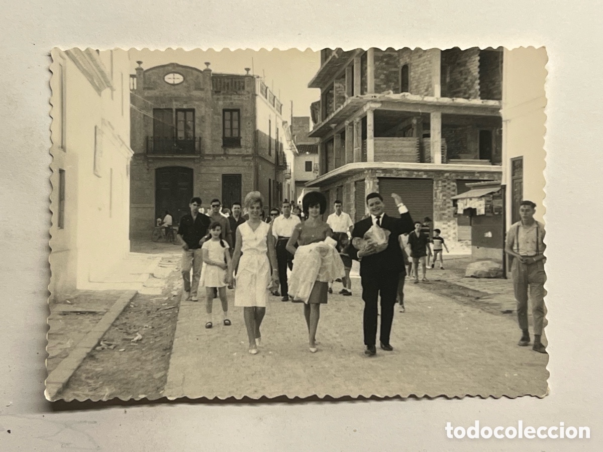 Photographie ancienne: Aquellos Bautizos donde se arrojaban caramelos a los ni&ntilde;os al salir de la iglesia (a.1962)