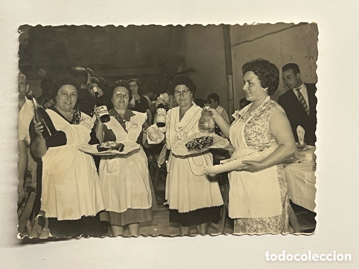 Alte Fotografie: CASTELL&Oacute;N. Fotos Fabra.. Se&ntilde;oras, Concurso de dulces y Tartas.. (h.1960?) Med&iacute;das: 7,5 x 10,5 cm