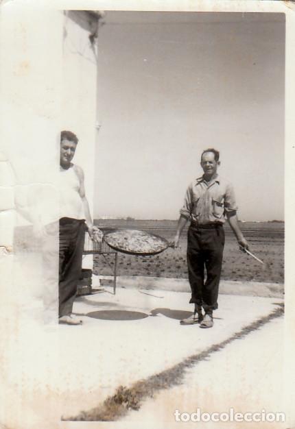 Fotograf&iacute;a antigua: Labradores valencianos. Paella en la huerta. A&ntilde;os 50-60. pc