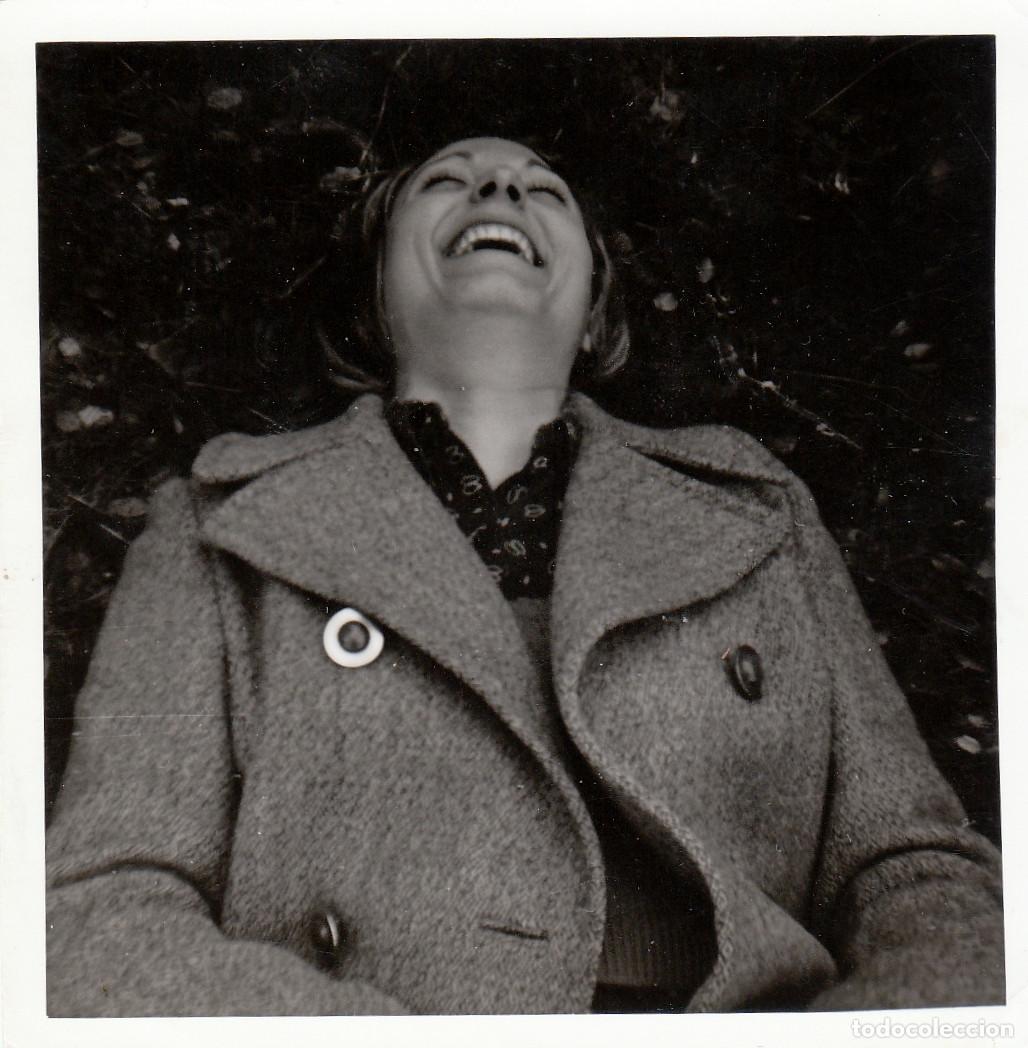Fotograf&iacute;a antigua: Carcajada. Chica riendo. A&ntilde;os 60. pc
