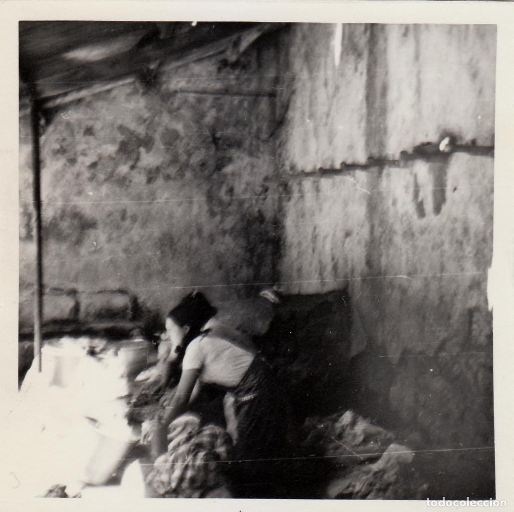 Fotograf&iacute;a antigua: Mujeres lavando la ropa en un lavadero p&uacute;blico. A&ntilde;os 60. pc