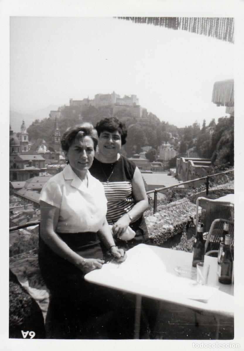 Fotograf&iacute;a antigua: Mujeres. Fortaleza de Hohensalzburg, Salzburgo, Austria. A&ntilde;os 60. pc