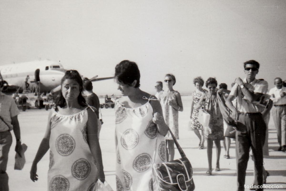 Fotograf&iacute;a antigua: Avi&oacute;n. En el aeropuerto. Se&ntilde;oras con el mismo curioso vestido. A&ntilde;os 60. pc