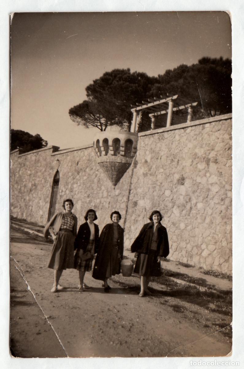 Fotograf&iacute;a antigua: Amigas. Parque G&uuml;ell, Barcelona. A&ntilde;os 60. pc