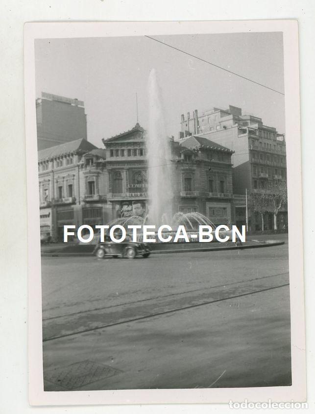 Fotograf&iacute;a antigua: FOTO ORIGINAL BARCELONA PS GRACIA GRAN VIA COCHE FIAT CINE COMEDIA PELICULA ALBERTO CLOSAS A&Ntilde;OS 60