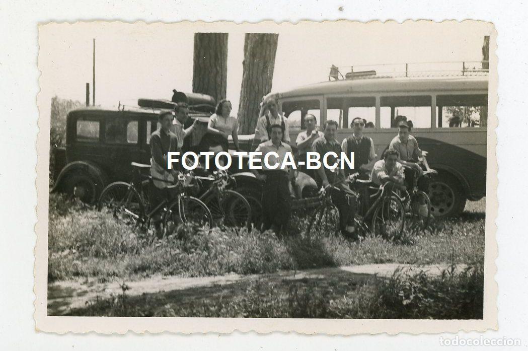 Fotograf&iacute;a antigua: FOTO ORIGINAL GRUPO DE CICLISTAS BICI COCHE AUTOMOVIL AUTOCAR VIAJERO A&Ntilde;OS 50