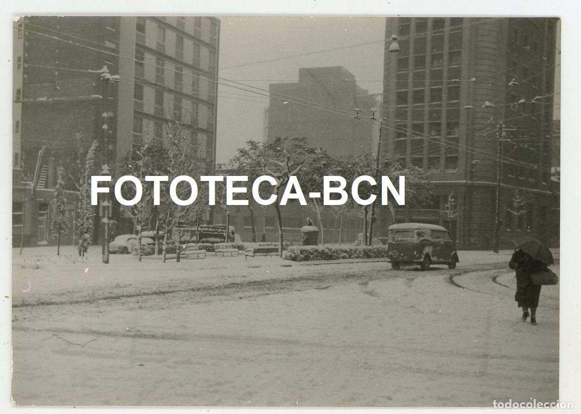 Fotograf&iacute;a antigua: FOTO ORIGINAL POSIBLEMENTE BARCELONA NEVADA 1962 FURGONETA DKW