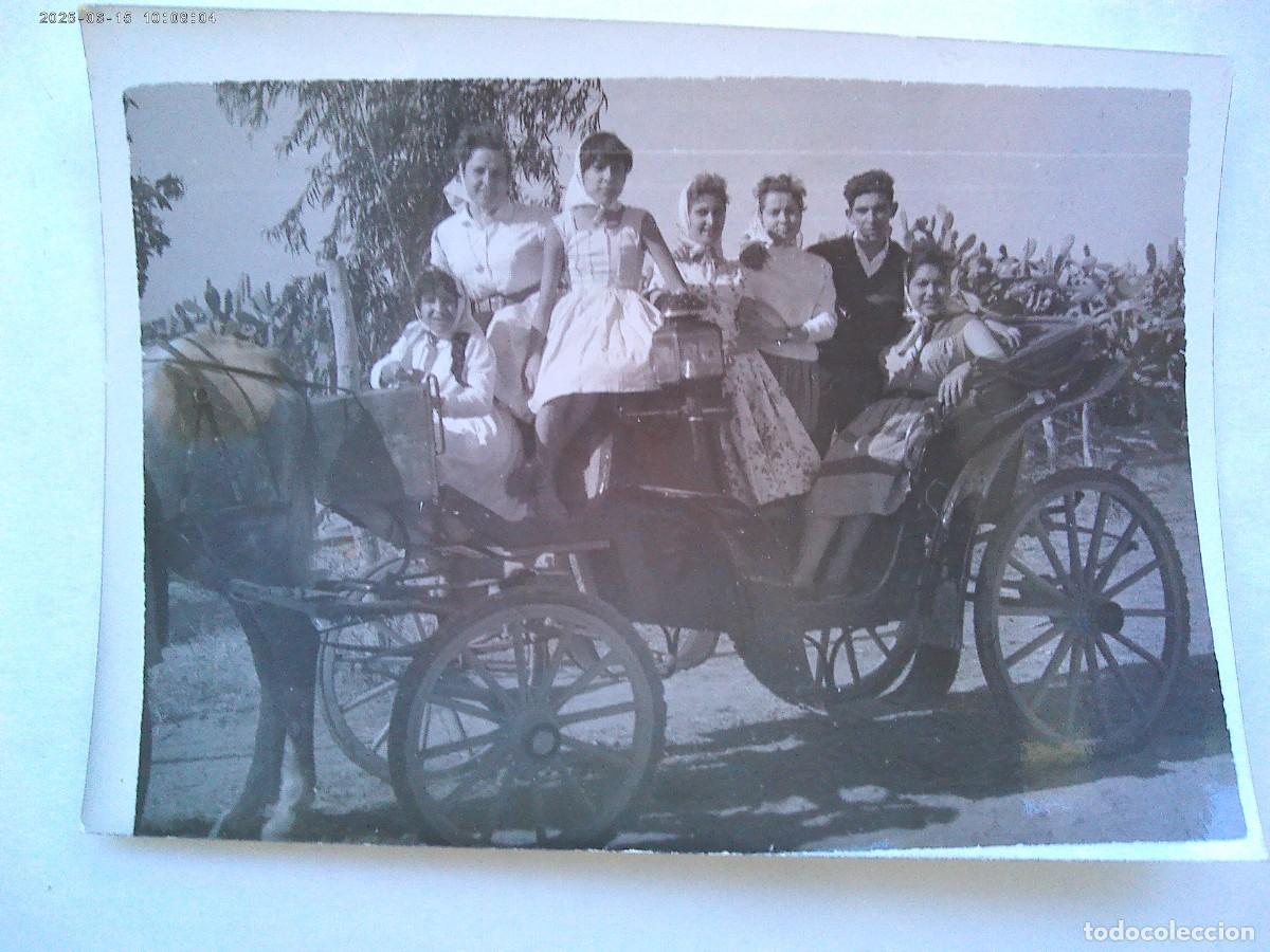 Fotografia antica: MINUTERO DE FOTOGRAFO AMBULANTE : CHICAS CON PA&Ntilde;UELO EN LA CABEZA EN COCHE DE CABALLO, ROMERIA