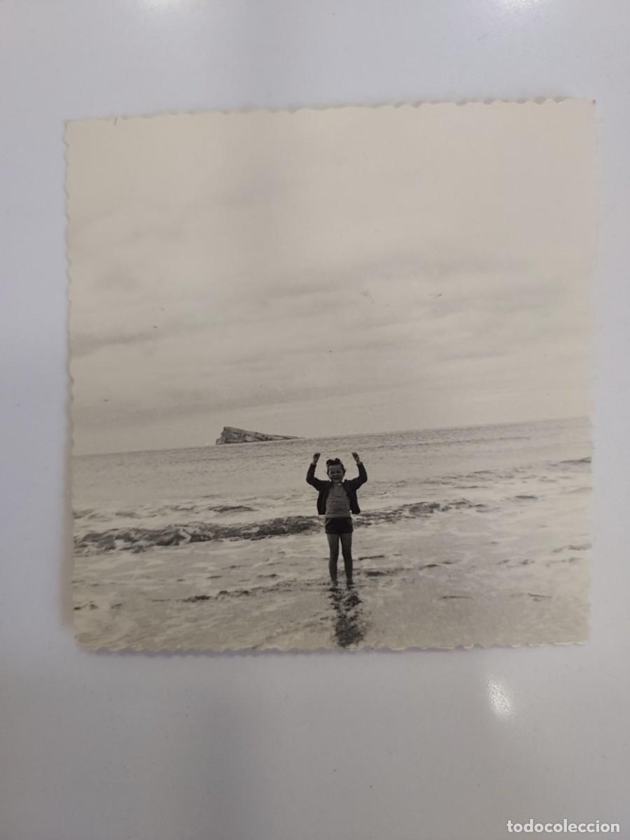 Fotograf&iacute;a antigua: FOTOGRAFIA BENIDORM PLAYA Y BA&Ntilde;ISTA FRENTE A LA ISLA. CA. 1960. 9 X 9 CM