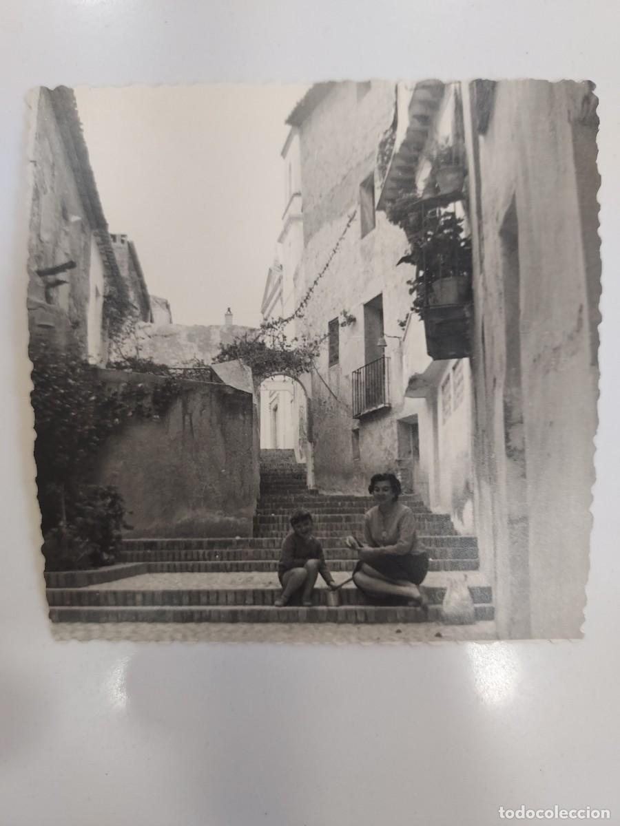 Fotograf&iacute;a antigua: FOTOGRAFIA BENIDORM SENTADOS EN LA ESCALINATA DE LA CALLE DE LOS GATOS. CA. 1960. 9 X 9 CM
