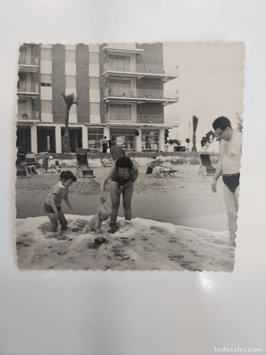 Fotograf&iacute;a antigua: FOTOGRAFIA BENIDORM BA&Ntilde;O FAMILIAR FRENTE AL &iquest;EDIFICIO TUGAR?. CA. 1960. 9 X 9 CM