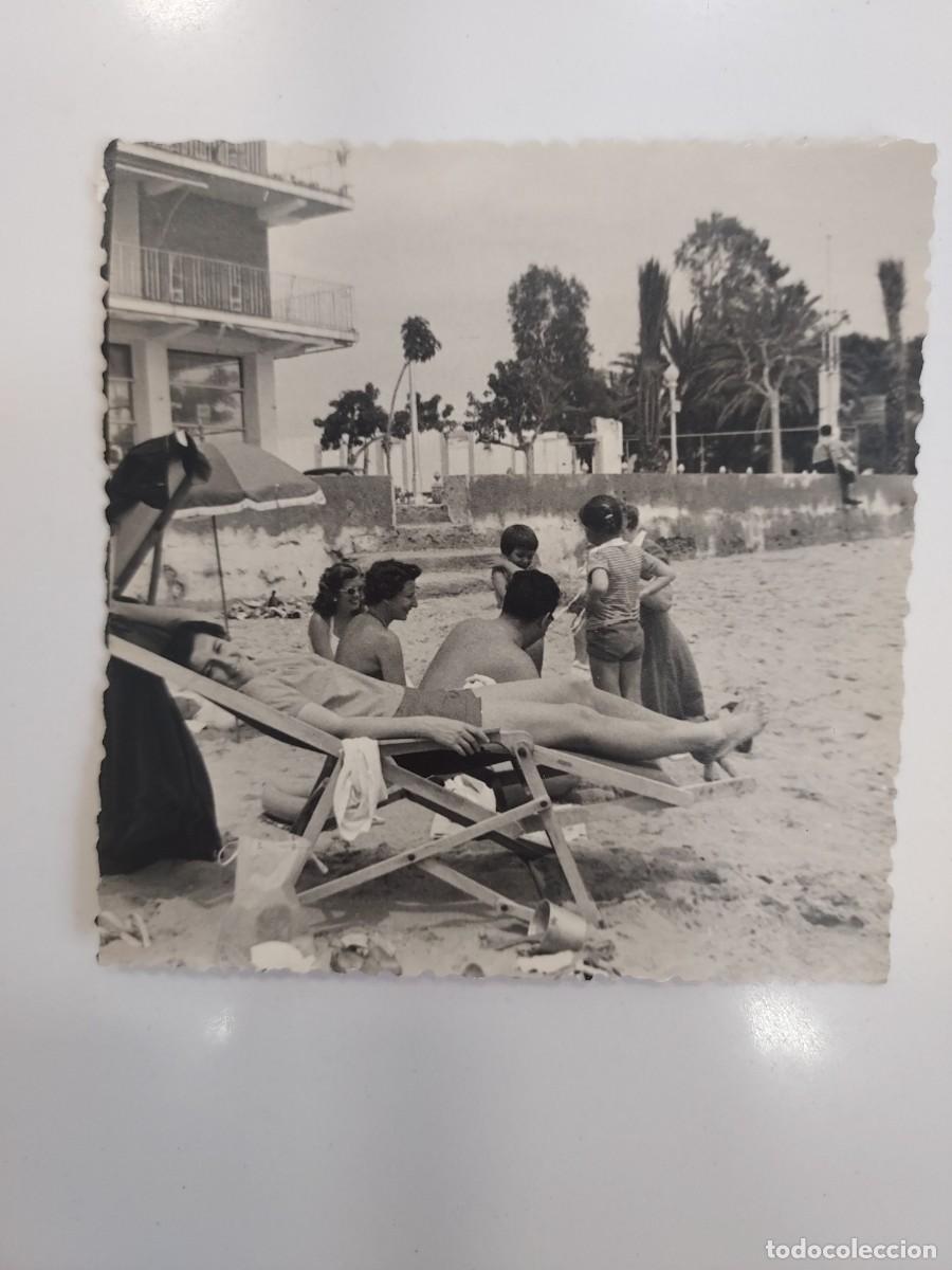 Fotograf&iacute;a antigua: FOTOGRAFIA BENIDORM PLAYA HAMACAS &iquest;EDIFICIO TUGAR, MARTINEZ ALEJOS?. CA. 1960. 9 X 9 CM