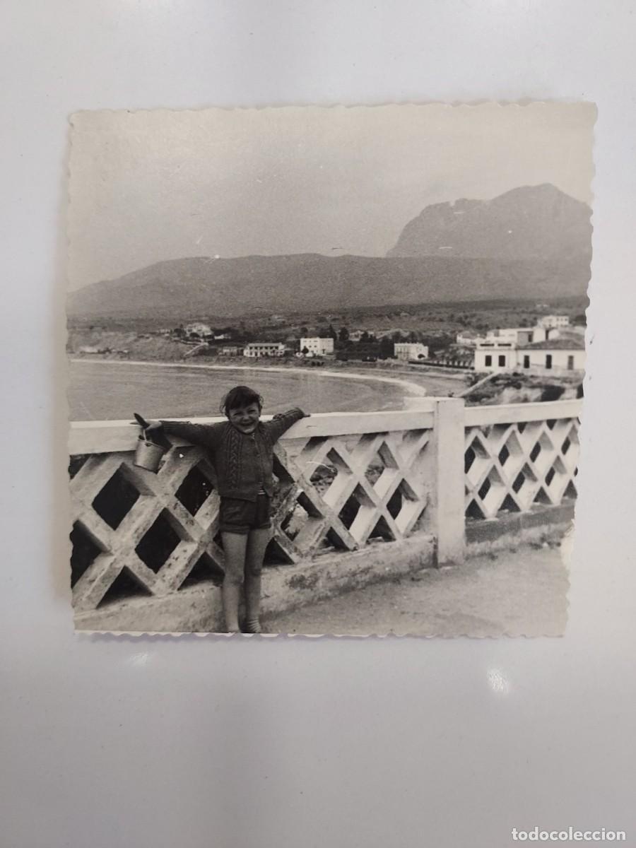 Fotograf&iacute;a antigua: FOTOGRAFIA BENIDORM PLAYA DE PONIENTE Y PUIG CAMPANA. CA. 1960. 9 X 9 CM