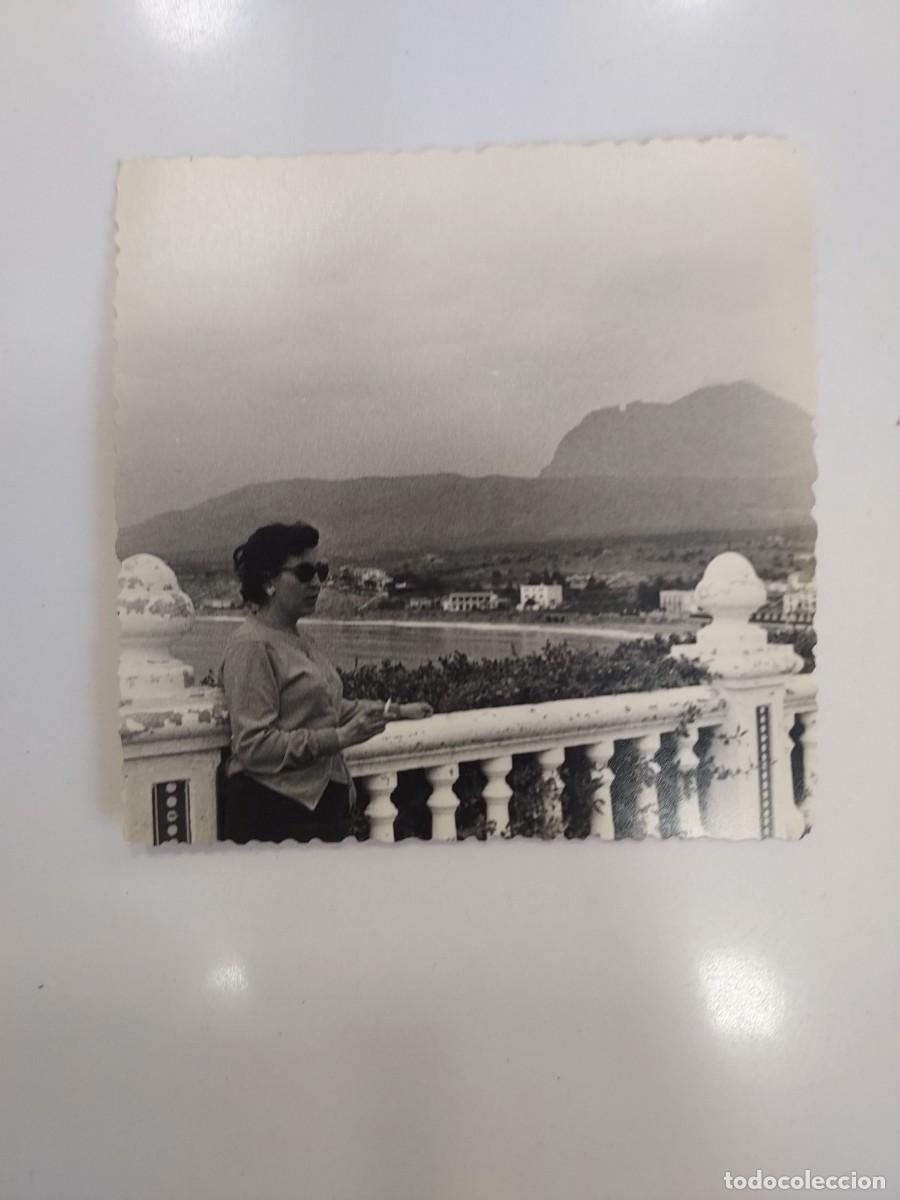 Fotograf&iacute;a antigua: FOTOGRAFIA BENIDORM PANORAMICA PLAYA DE PONIENTE Y PUIG CAMPANA. CA. 1960. 9 X 9 CM