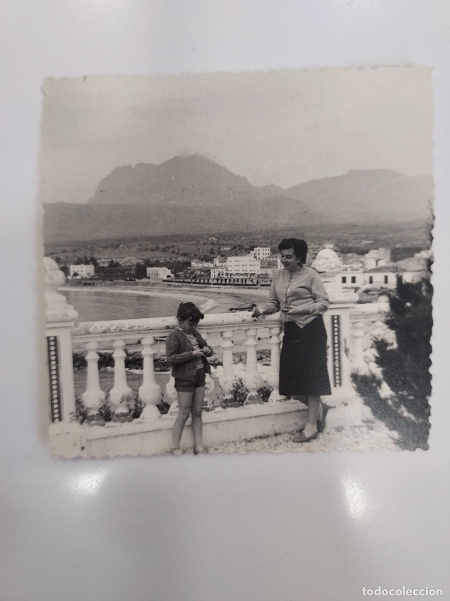 Fotograf&iacute;a antigua: FOTOGRAFIA BENIDORM MIRADOR CASTILLO, PLAYA DE PONIENTE Y PUIG CAMPANA. CA. 1960. 9 X 9 CM