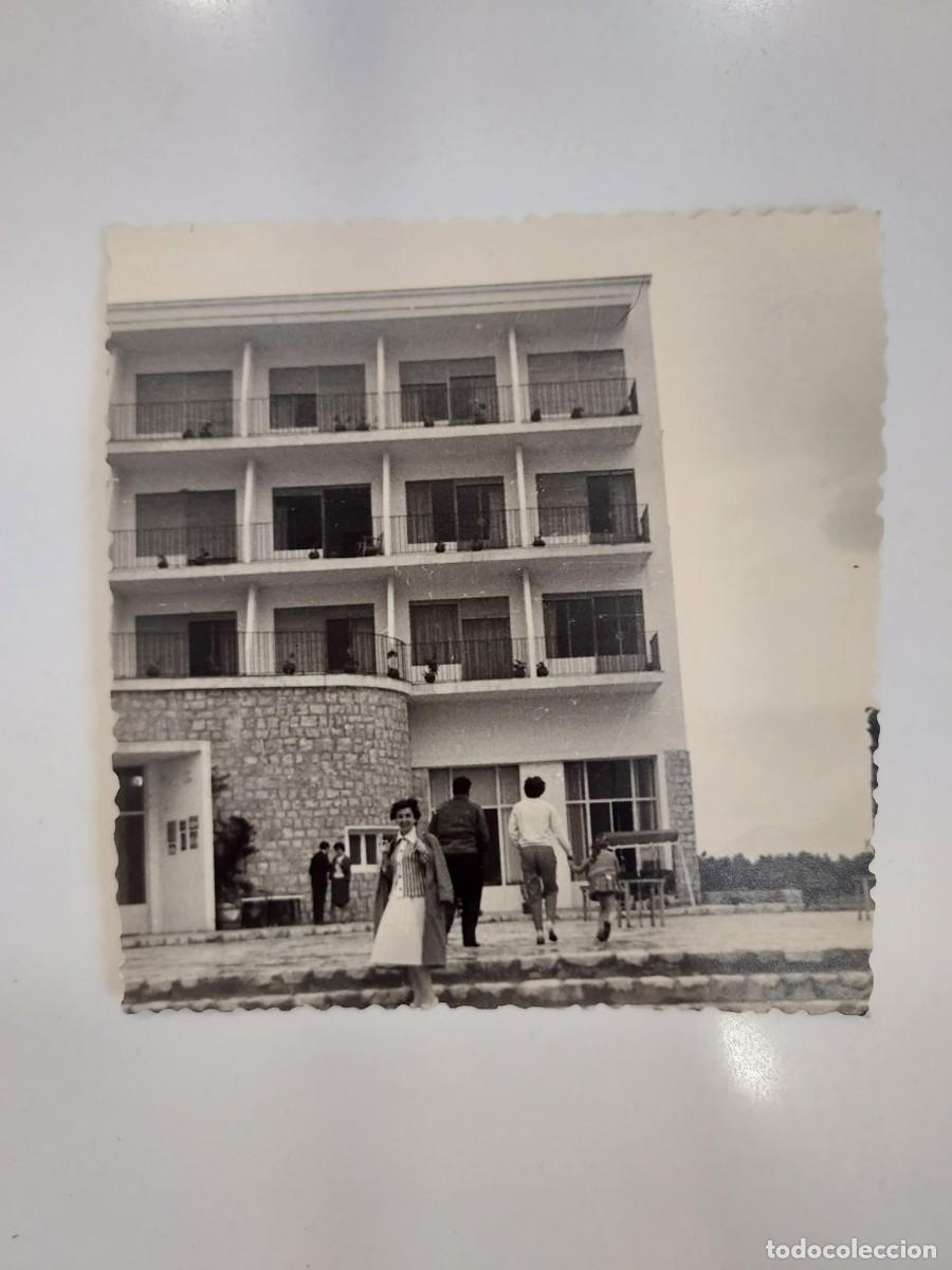 Fotograf&iacute;a antigua: FOTOGRAFIA BENIDORM TERRAZA HOTEL LES DUNES. CA. 1960. 9 X 9 CM