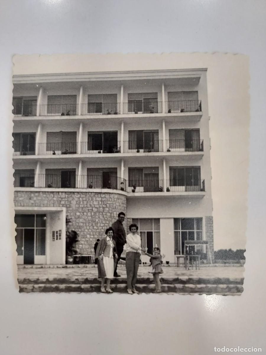 Fotograf&iacute;a antigua: FOTOGRAFIA BENIDORM TERRAZA HOTEL LES DUNES. CA. 1960. 9 X 9 CM