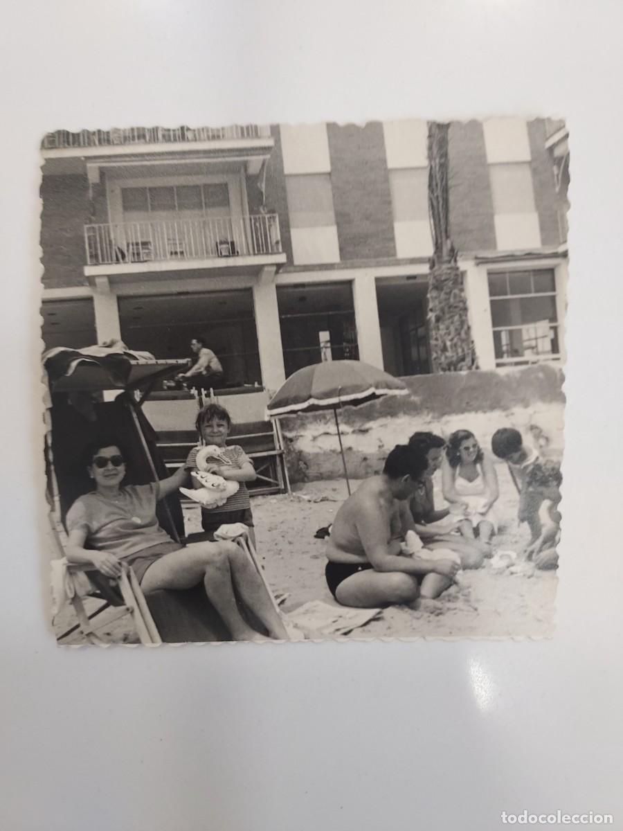 Fotograf&iacute;a antigua: FOTOGRAFIA BENIDORM DIA DE PLAYA FRENTE AL &iquest;EDIFICIO TUGAR?. CA. 1960. 9 X 9 CM
