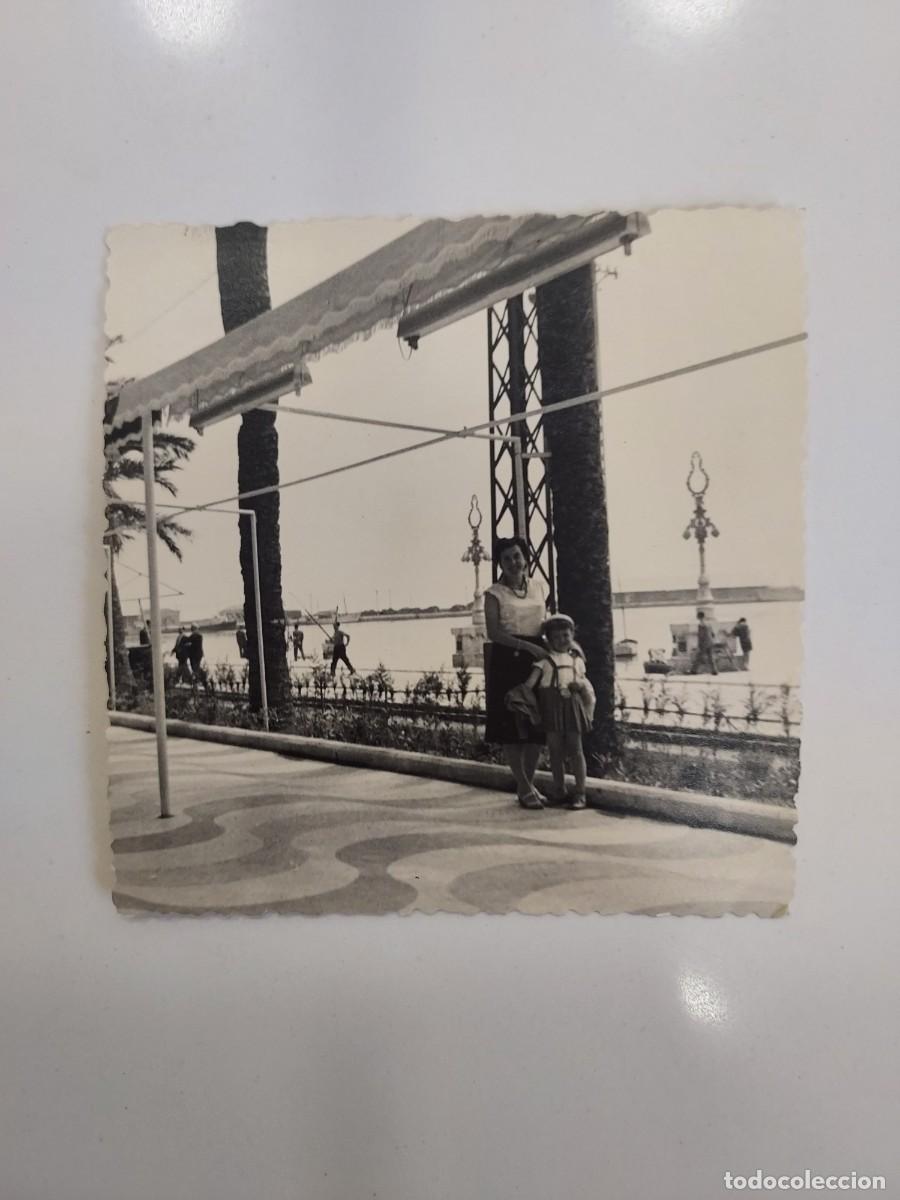 Fotograf&iacute;a antigua: FOTOGRAFIA ALICANTE PASEANDO BAJO LOS TOLDOS DE LA EXPLANADA DE ESPA&Ntilde;A. CA. 1960. 9 X 9 CM