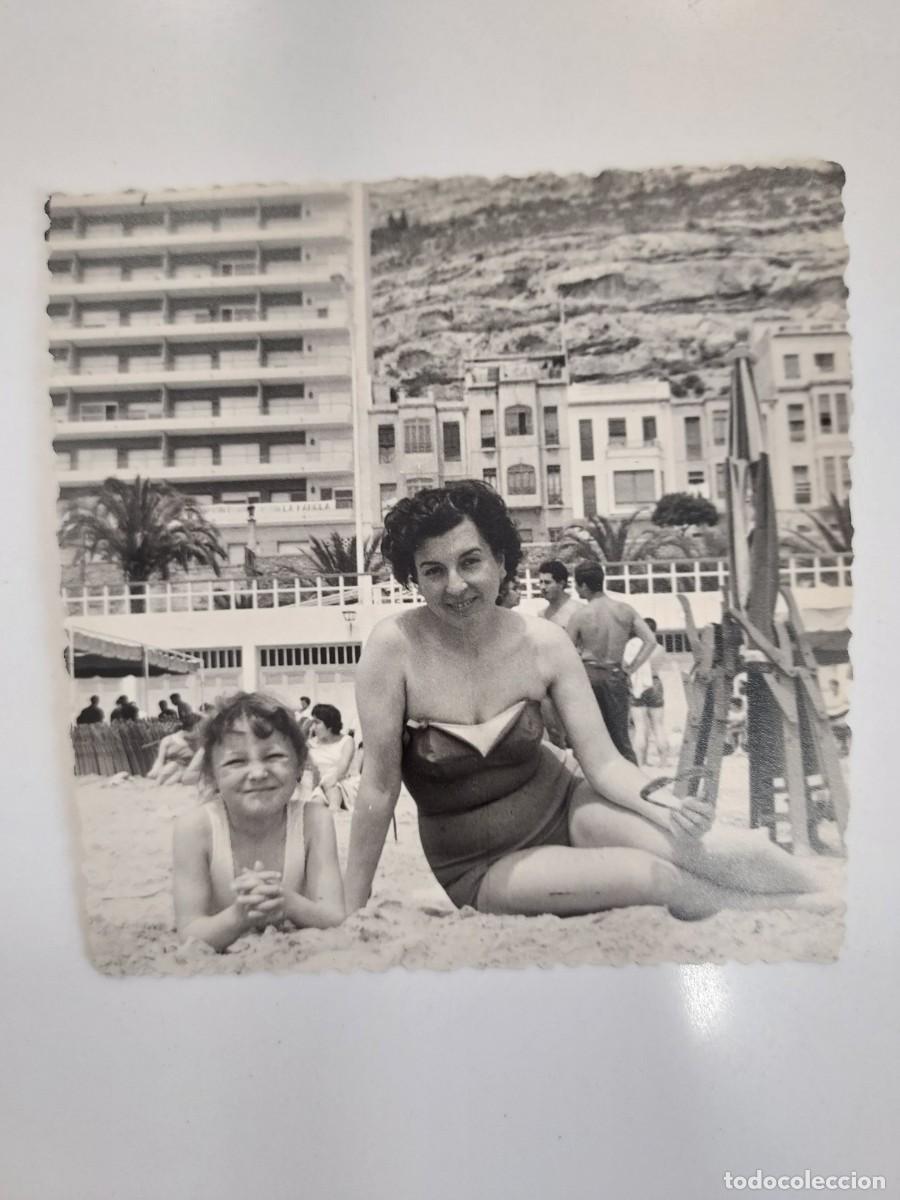 Fotograf&iacute;a antigua: FOTOGRAFIA ALICANTE DIA DE PLAYA EN EL POSTIGUET BAJO EL BENACANTIL. CA. 1960. 9 X 9 CM