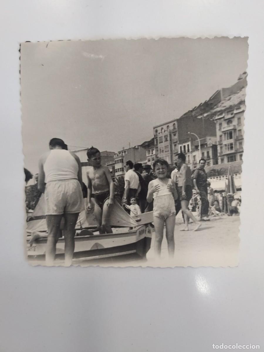 Fotograf&iacute;a antigua: FOTOGRAFIA ALICANTE BARCAS Y BA&Ntilde;ISTAS EN EL POSTIGUET. CA. 1960. 9 X 9 CM