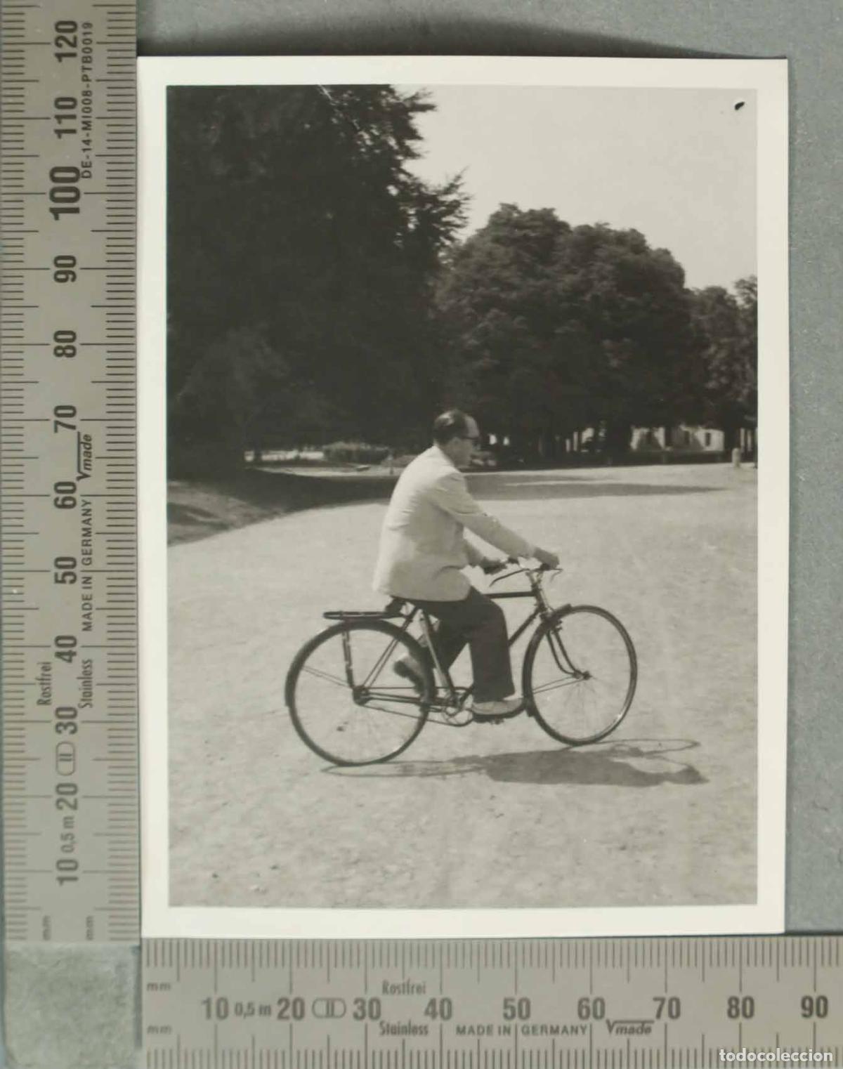 Fotografia antiga: FOTOGRAFIA. SE&Ntilde;OR EN BICICLETA. HACIA 1940