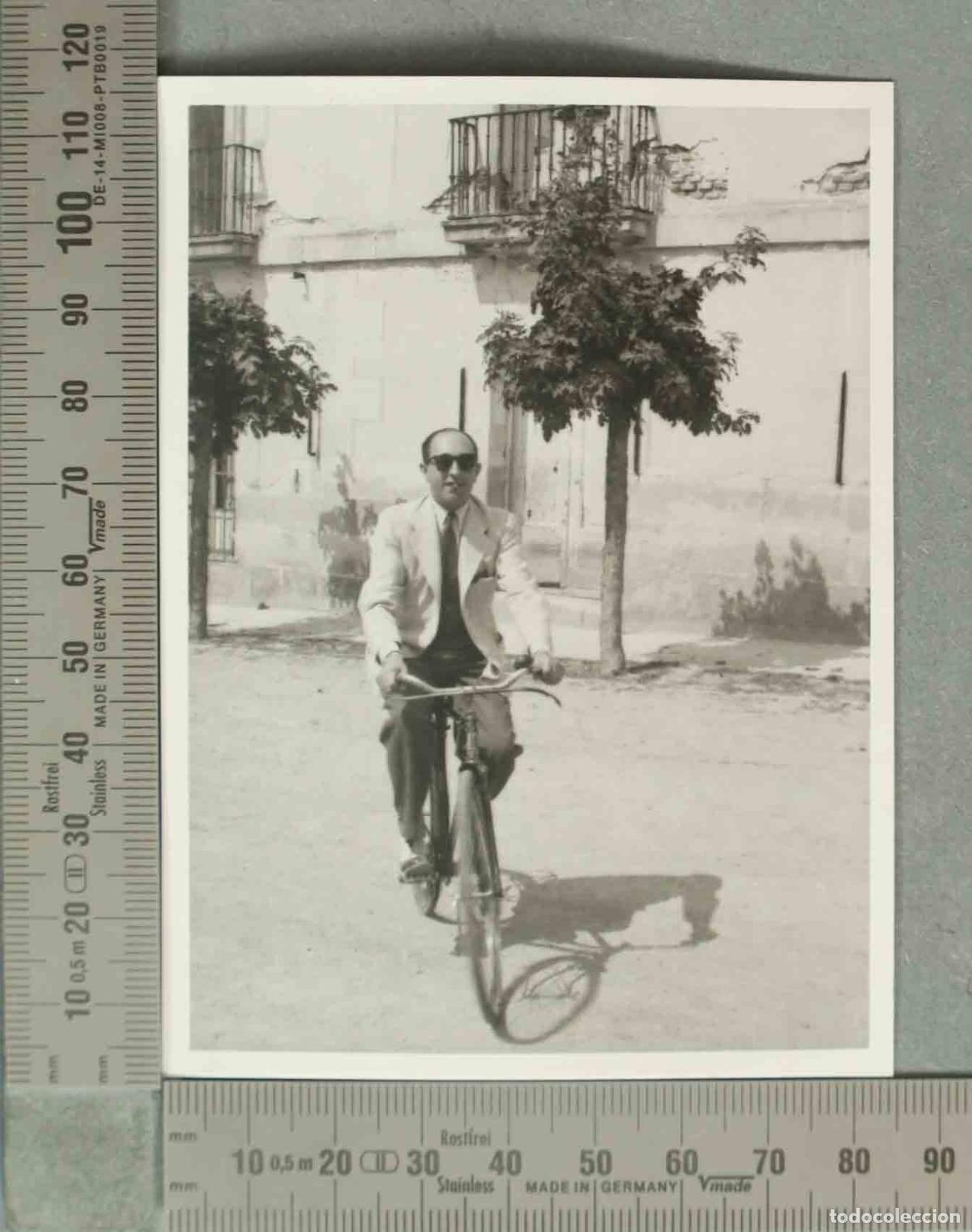 Fotografia antiga: FOTOGRAFIA. SE&Ntilde;OR EN BICICLETA. HACIA 1940