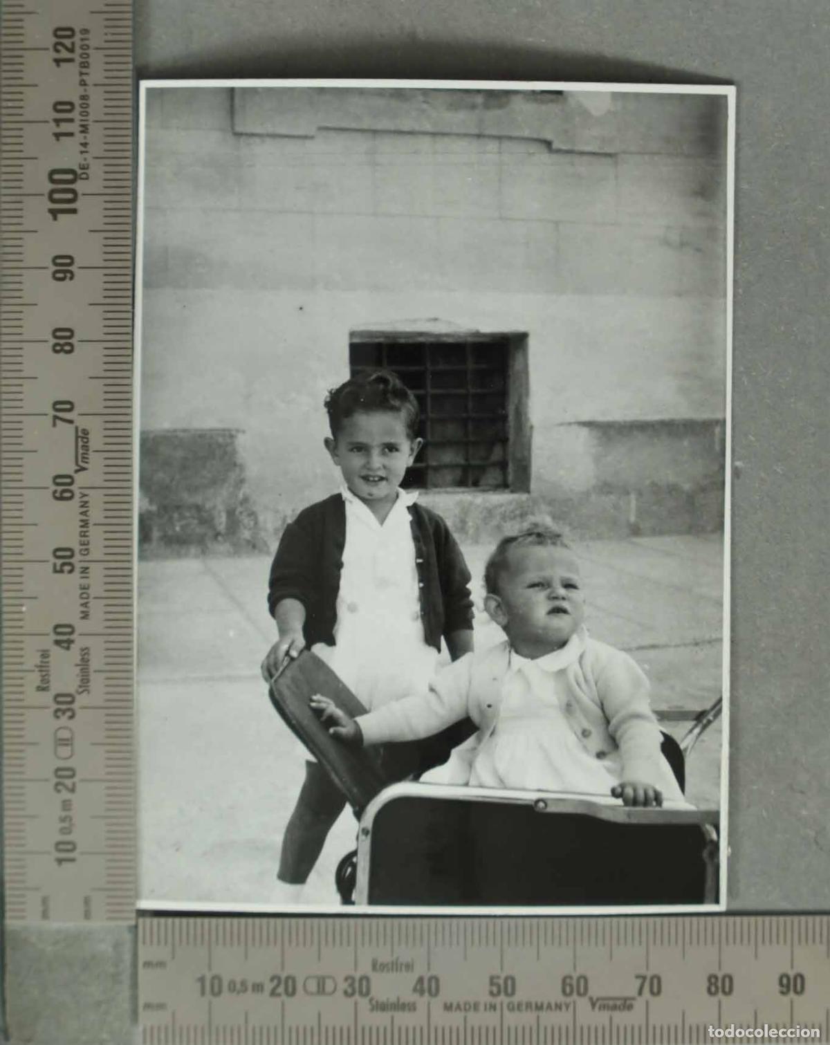 Fotograf&iacute;a antigua: FOTOGRAFIA. NI&Ntilde;OS EN LA GRANJA. HACIA 1940