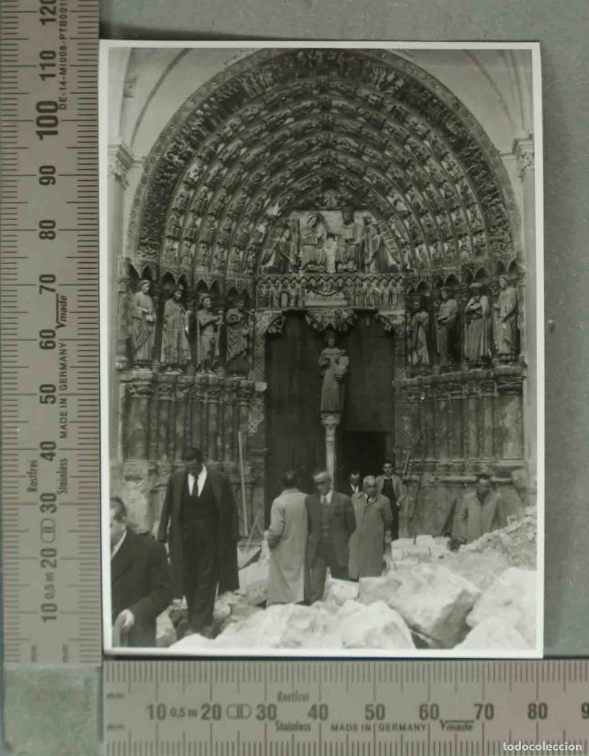 Fotograf&iacute;a antigua: FOTOGRAFIA. TORO P&oacute;rtico de la Majestad CON CANTERIA EN EL SUELO. RESTAURACION . HACIA 1940