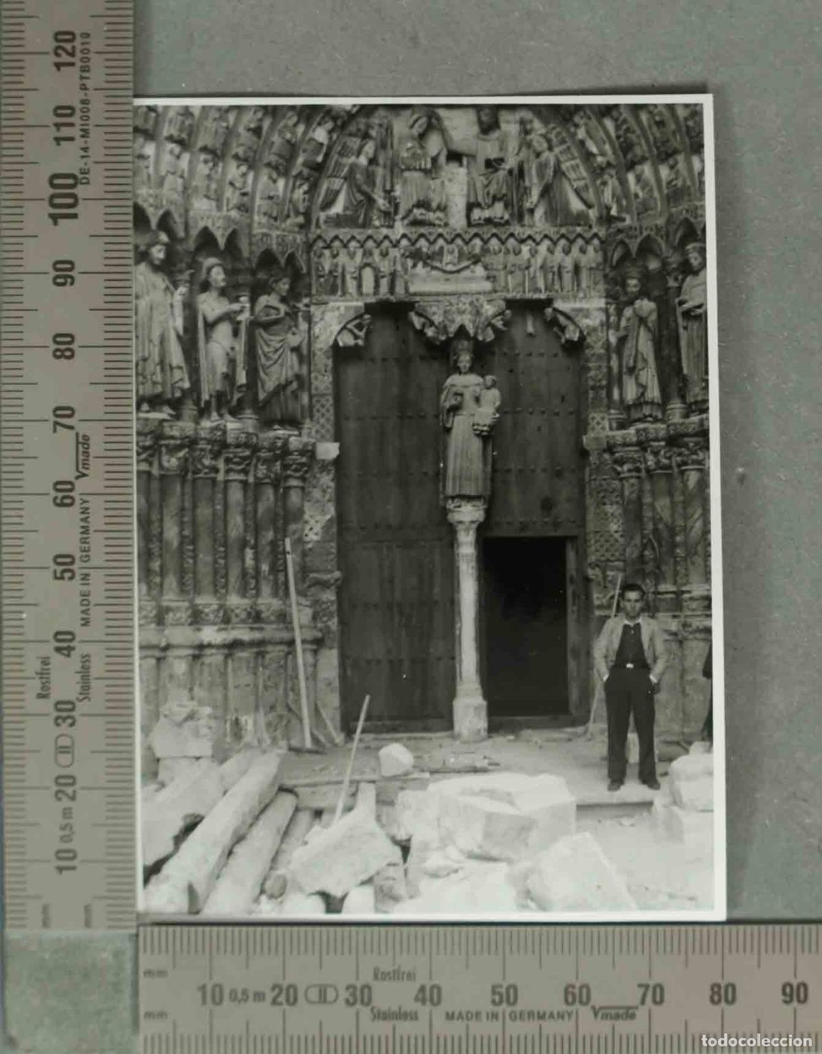Fotograf&iacute;a antigua: FOTOGRAFIA. TORO P&oacute;rtico de la Majestad CON CANTERIA EN EL SUELO. RESTAURACION . HACIA 1940