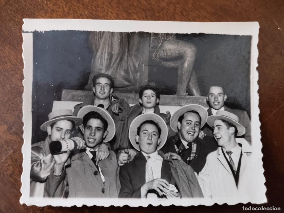Alte Fotografie: Fotograf&iacute;a J&oacute;venes de farra bajo estatua de Luis de Morales en Badajoz. A&ntilde;os 40.
