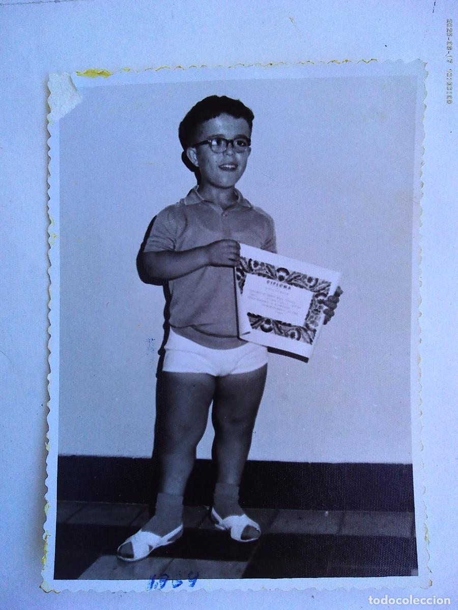 Fotograf&iacute;a antigua: FOTO DE NI&Ntilde;O AQUEJADO DE ENANISMO CON DIPLOMA , 1969