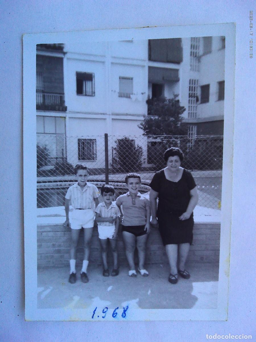 Fotograf&iacute;a antigua: FOTO DE MUJER DE LUTO CON NI&Ntilde;OS , UNO AQUEJADO DE ENANISMO . 1968