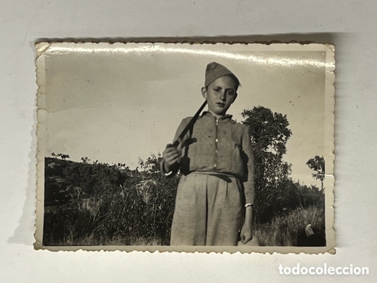 Fotograf&iacute;a antigua: MILICIANO.. fotograf&iacute;a Ni&ntilde;o imitando a su hermano en el frente.. la Espa&ntilde;a rural.. (h.1935?)