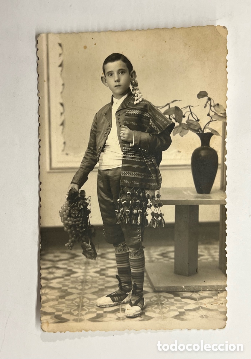 Fotograf&iacute;a antigua: FALLAS Y FALLEROS.. Fotograf&iacute;a Joven con traje regi&oacute;nal y gran racimo de Uvas. Sagunto (h.1950?)