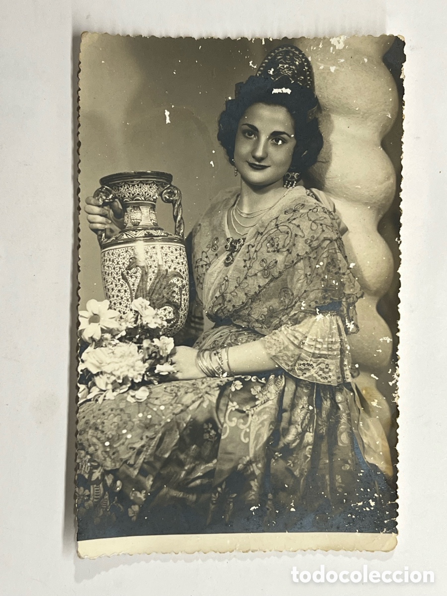Fotograf&iacute;a antigua: FALLAS Y FALLERAS. Fotograf&iacute;a Guapa fallera con jarron.. deslucida (a.1945) Med&iacute;das: 14 x 9 cm