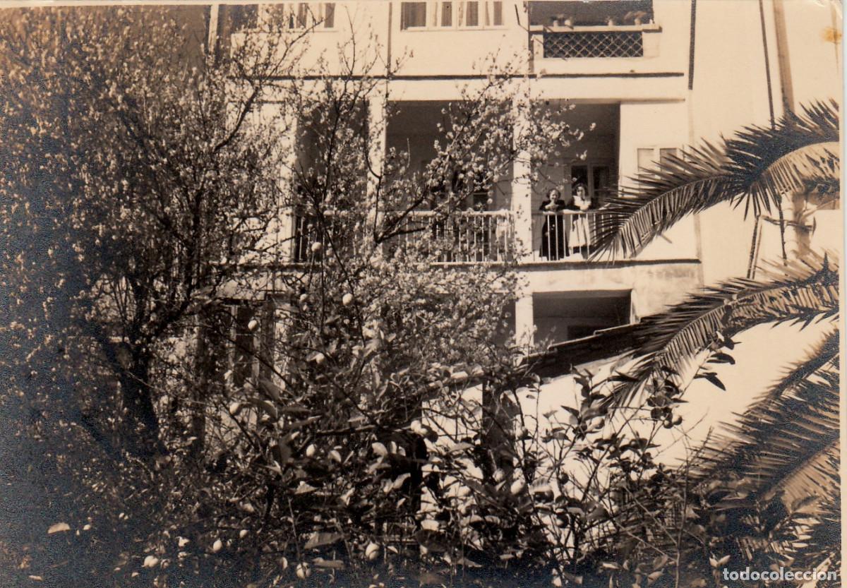 Fotograf&iacute;a antigua: Bonita foto. Mujeres asomadas al balc&oacute;n de casa. A&ntilde;os 40. pc