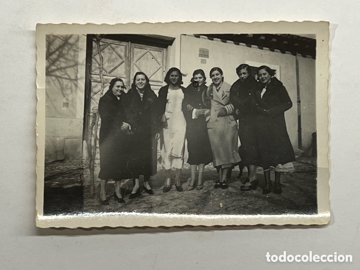 Alte Fotografie: Grupo de Mujeres. Inauguraci&oacute;n del Centro Radical del Pardo.. 1 de Enero de 1934