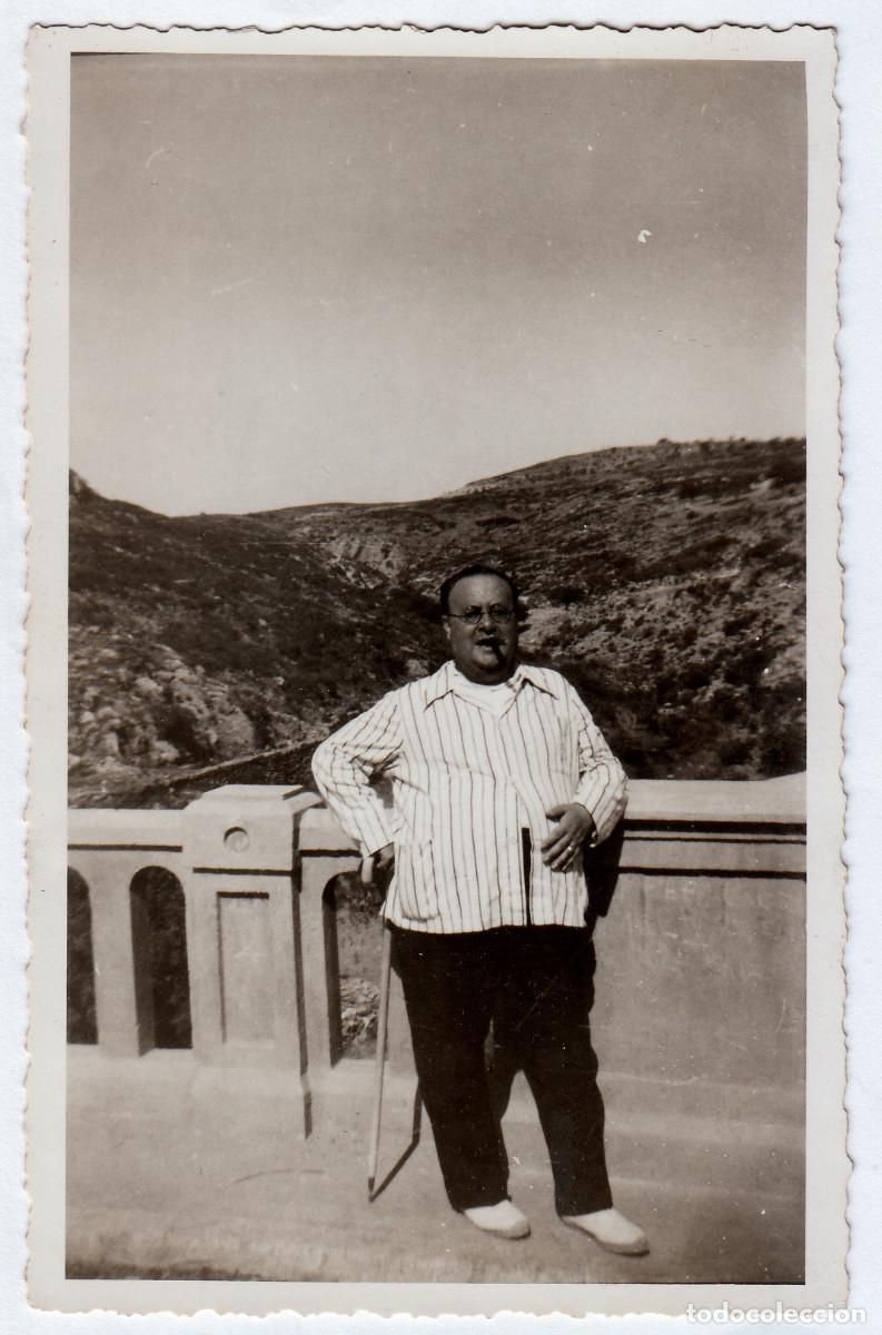 Fotograf&iacute;a antigua: Caballero delante de un pantano. A&ntilde;os 50. pc