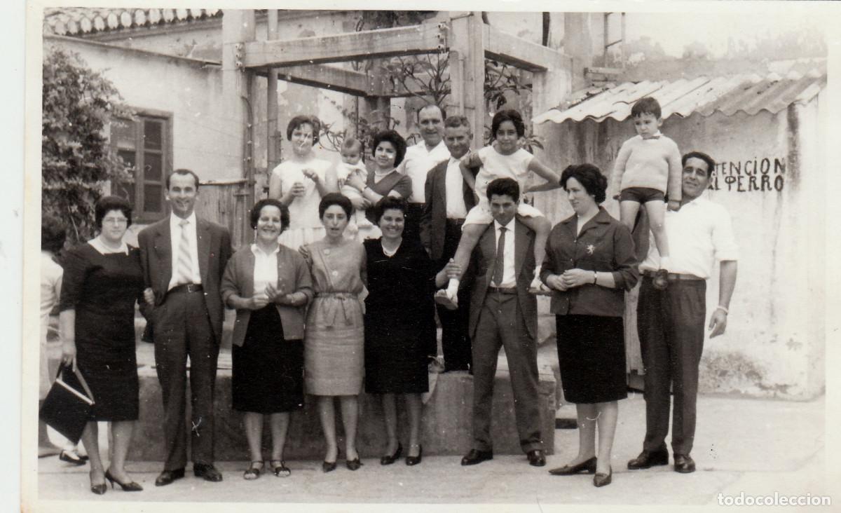 Fotograf&iacute;a antigua: Curiosa foto. Grupo delante de un cartel &rdquo;Atenci&oacute;n al perro&rdquo;. A&ntilde;os 60. pc